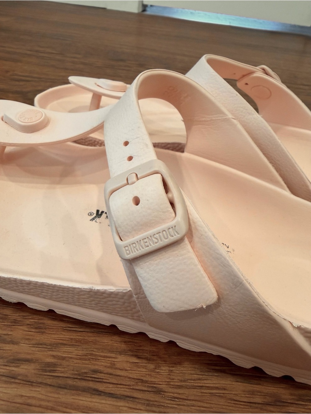 Birkenstock Women’s Gizeh Sandals in Pale Pink